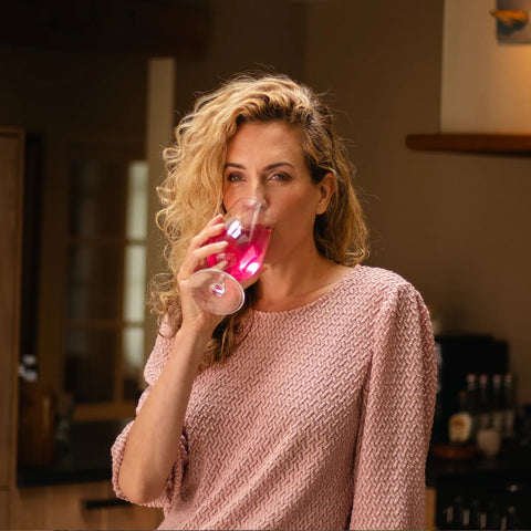 Eine Frau trinkt bewusst ein Glas mit NutraLinea Ultra Nutrients – für eine gezielte Versorgung mit wichtigen Mikronährstoffen und ein gestärktes Körpergefühl von innen heraus.