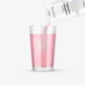 Glas mit rotem Wasser in das Lipomin Complete Pulver von NutraLinea geschüttet wird