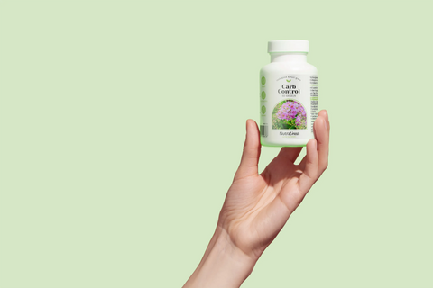 Frau hält eine Dose Carb Control von NutraLinea hoch