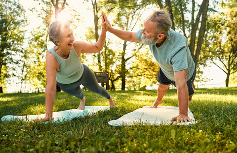 Best-Ager Paar macht Sport im Park