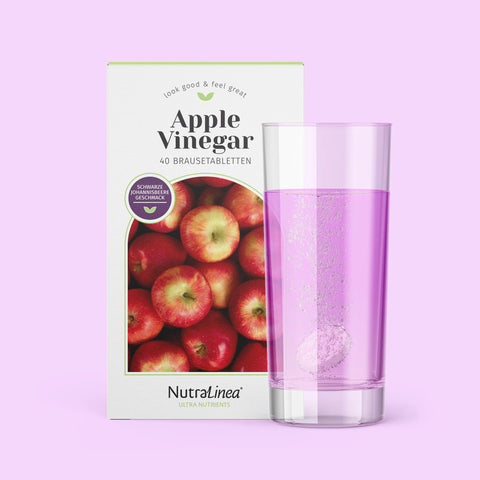 Box Apple Vinegar Schwarze Johannisbeere von NutraLinea daneben Glas mit Brausetablette