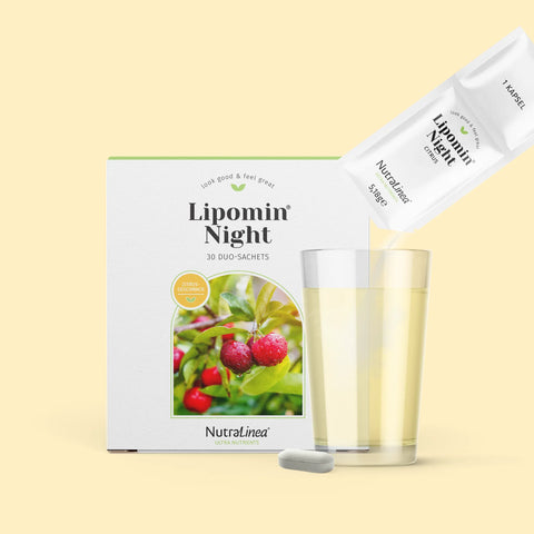 Box mit Lipomin Night von NutraLinea davor ein Glas in das Pulver geschüttet wird