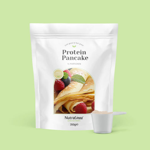 Beutel mit Protein Pancake Mischung Vanille von NutraLinea, davor ein Löffel mit Pulver