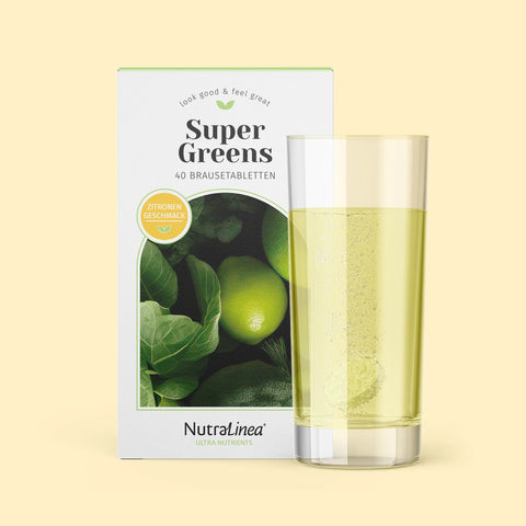 Box Super Greens von NutraLinea, davor ein Glas mit Brausetablette